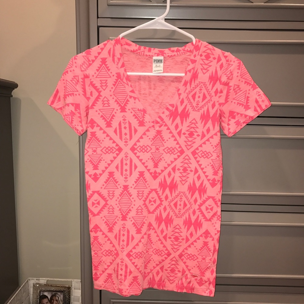 Patterned PINK soft tee! Lightly worn xs